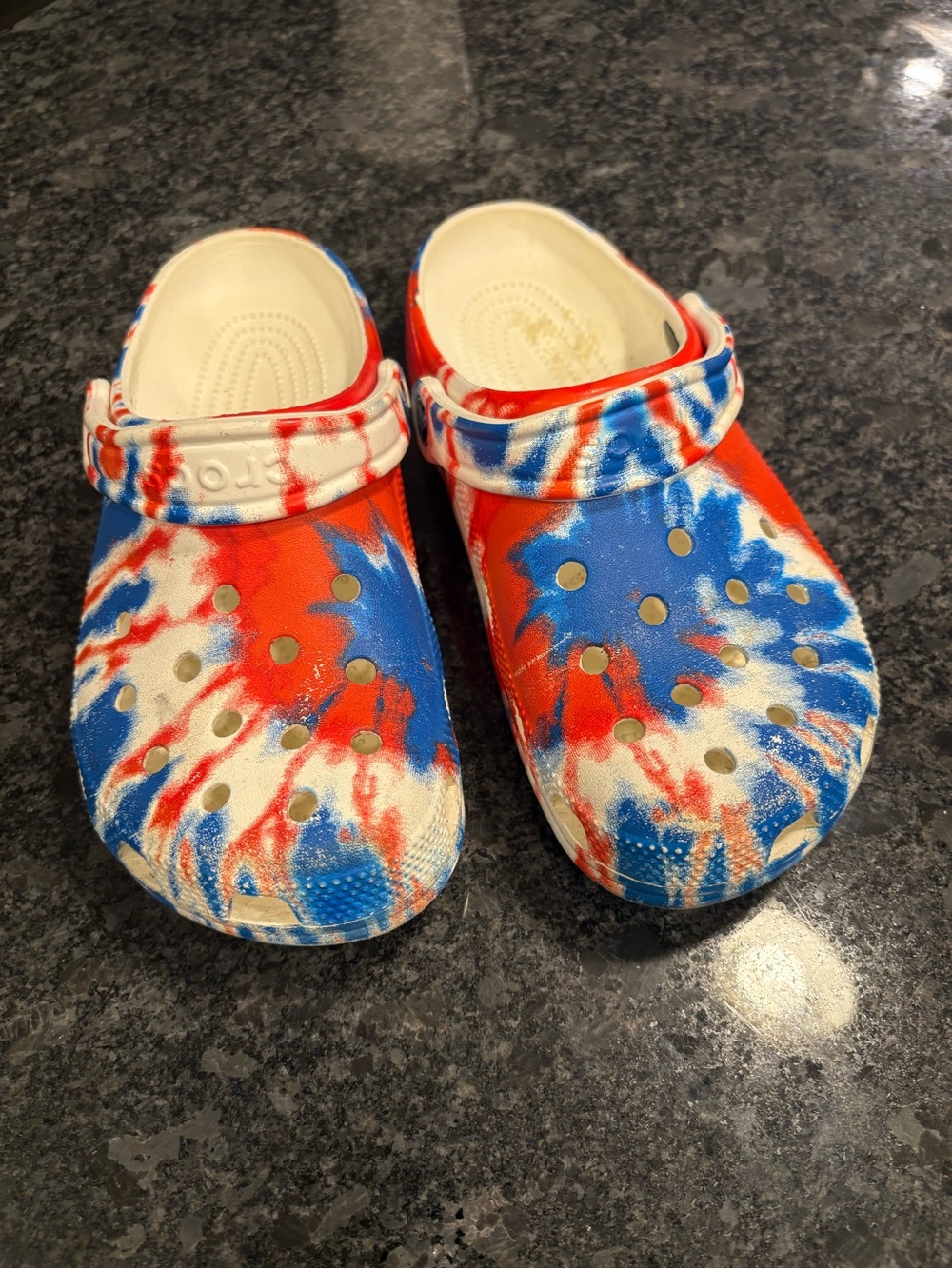 Crocs Classic Tie-Dye Graphic Clogs. Juniors Size 5 Unisex